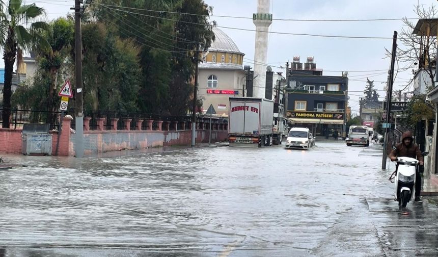Her yağış sonrası ortaya çıkan tablo değişmiyor: Sokaklar yine göle döndü