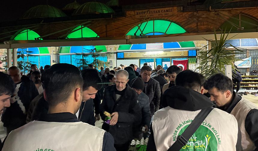 HÜDA PAR İzmir Hür Gençlik Kolları’ndan Kadir Gecesi’nde camilerde ikram