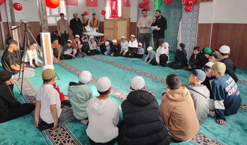 Ramazan ayı boyunca düzenli camiye giden çocuklar ödüllendirildi