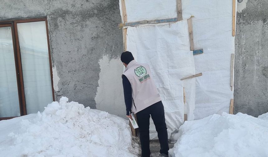 Umut Kervanı Muradiye’de ayni ve nakdi yardım dağıttı